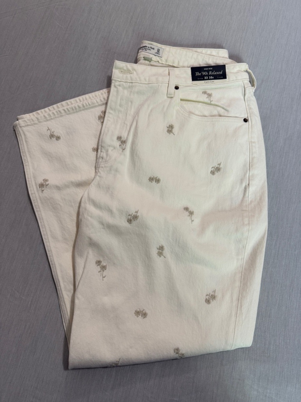 NWT Abercrombie & Fitch Cream Floral Embroidered 90’s Relaxed High Rise Jeans